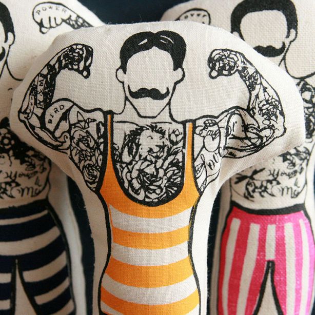 Poupée Décorative Monsieur muscle Tatoué avec maillot- Cirque